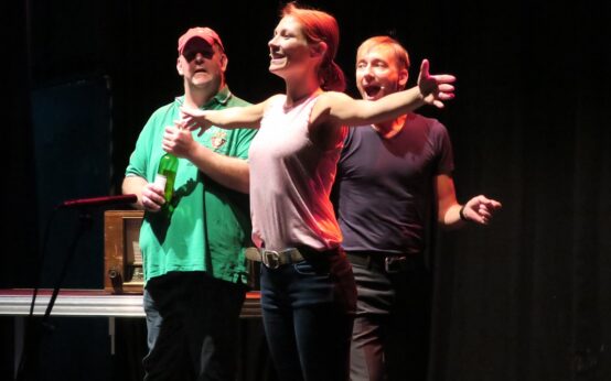 Ralph (links, Patrick Twinem), Jennifer (mitte Jessica Krüger) und John (rechts, Sebastian W. Wagner) erfinden das "Fakebook" (Szenenbild)