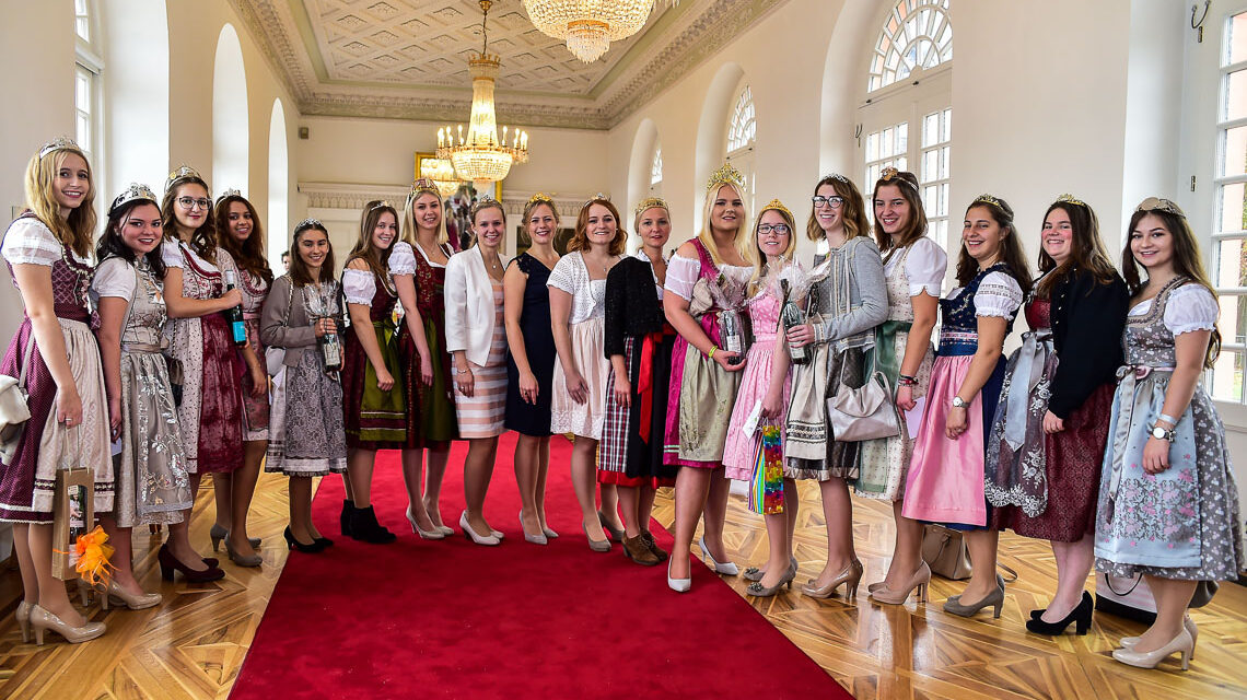 Rheingauer und Wiesbadener Majestäten und Sarah I., Wiesbadens Weinkönigin. @2017 Volker Watschounek