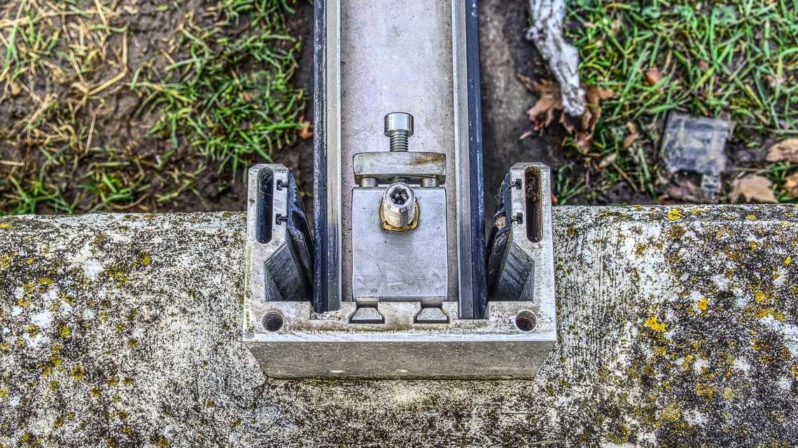 Hochwasserschutzwand ist montiert. Blick von oben auf Schrauben.