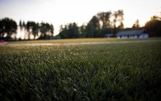 Kunstrasen ist verlegt, am Freitag ist der Sportplatz wieder freigegeben.