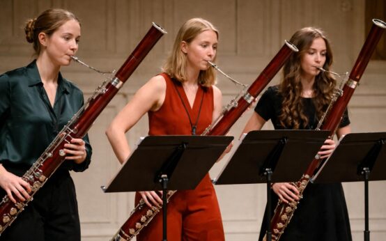 Drei Frauen konzertieren mit dem Fagott.