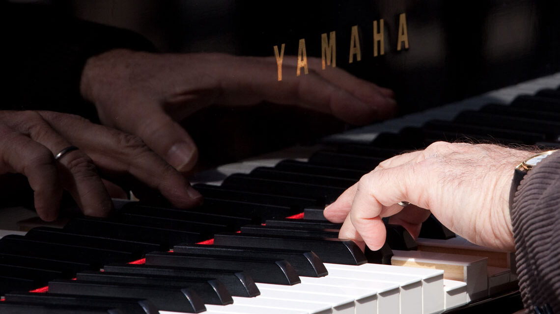 Klavierabend, Symbolbild zeigt Flügel Tastatur.