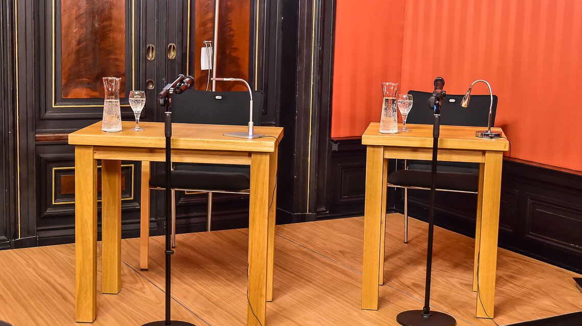 Zwei leere Tische im Literaturhaus. Zur Lesung und Buchvorstellung nehmen dort Autoren platz.