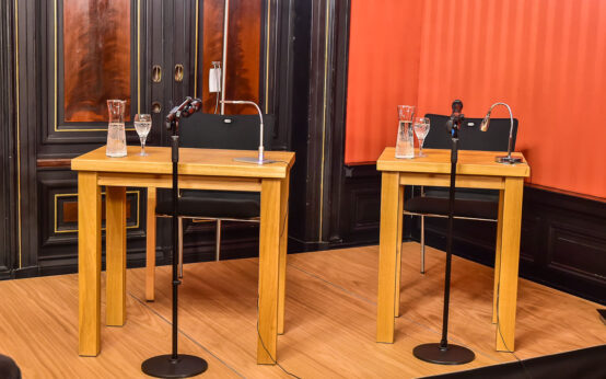 Zwei leere Tische im Literaturhaus. Zur Lesung und Buchvorstellung nehmen dort Autoren platz.