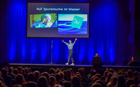 Beim Science Slam bringen junge Forschende ihre Forschung in zehn Minuten auf die Bühne – kreativ, verständlich und mit viel Applaus.