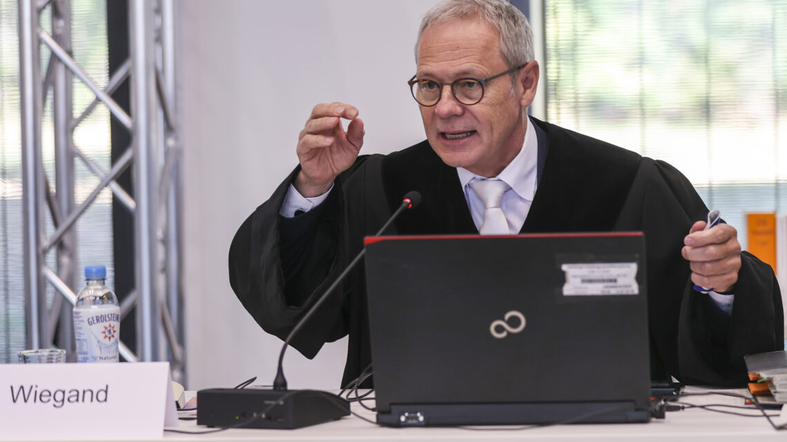 Mündliche Verhandlung zum Windpark auf der Hohen Wurzel - Taunuswind gegen das Land Hessen. Vorsitzender Richter Guenter Wiegand (Mitte/Praesident des Verwaltungsgerichts Wiesbaden)