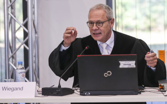 Mündliche Verhandlung zum Windpark auf der Hohen Wurzel - Taunuswind gegen das Land Hessen. Vorsitzender Richter Guenter Wiegand (Mitte/Praesident des Verwaltungsgerichts Wiesbaden)