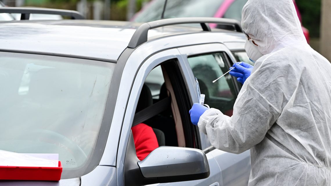 Drive-In in Wiesbaden Bierstadt, Dr. Sabine Stielow nimmt einen Abstrich. Foto: Volker Watschounek