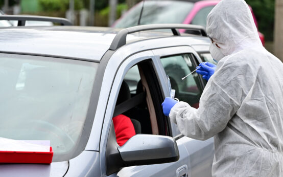 Drive-In in Wiesbaden Bierstadt, Dr. Sabine Stielow nimmt einen Abstrich. Foto: Volker Watschounek