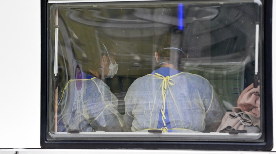 Hochzeit, Testzentrum an der Paulinen Klinik, Blickj in ins Untersuchungszimmer Foto: Volker Watschounek