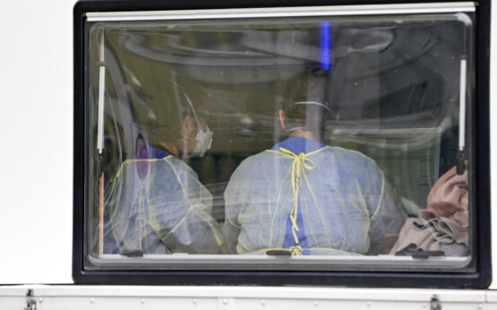 Hochzeit, Testzentrum an der Paulinen Klinik, Blickj in ins Untersuchungszimmer Foto: Volker Watschounek