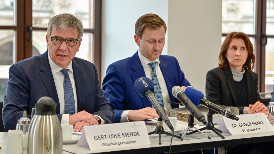 Gert-Uwe Mende, Oliver Franz und Kaschlin Butt, Krisenstab der Landeshauptstadt Wiesbaden. Archivbild