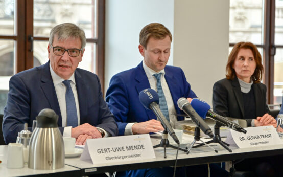 Gert-Uwe Mende, Oliver Franz und Kaschlin Butt, Krisenstab der Landeshauptstadt Wiesbaden. Archivbild