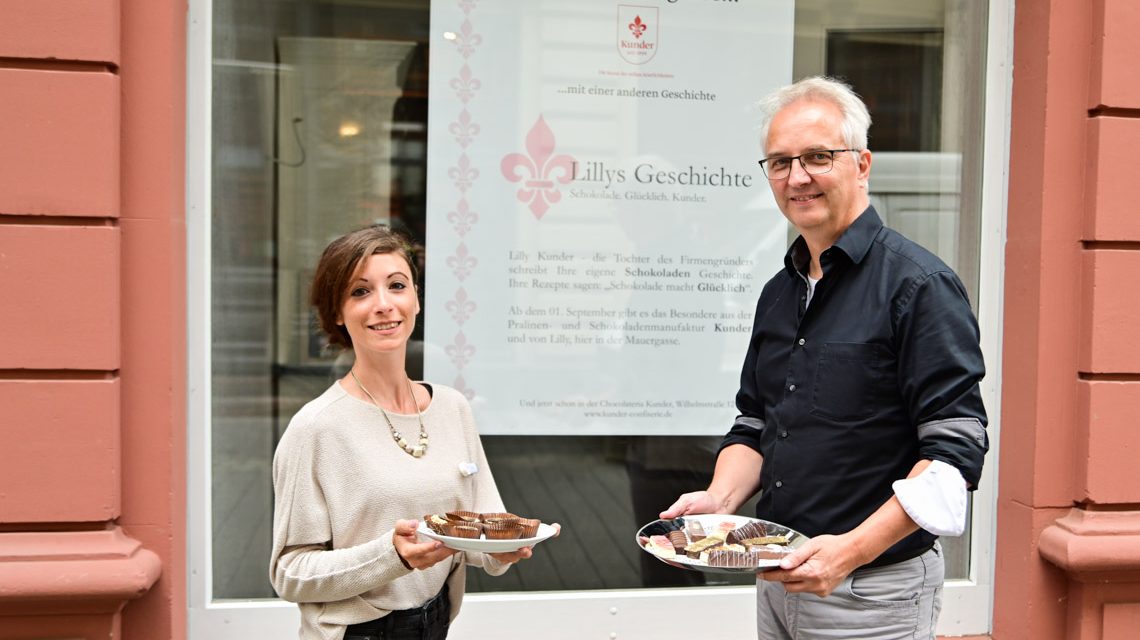 Jürgen Brand und Valeria Isoardi, in der Hand hält Herre Brand ein altes Bild mit der kleinen Lilli