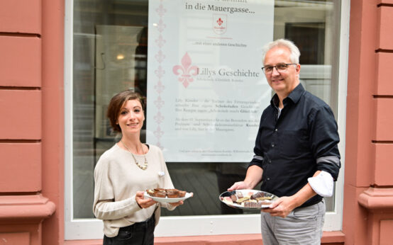 Jürgen Brand und Valeria Isoardi, in der Hand hält Herre Brand ein altes Bild mit der kleinen Lilli