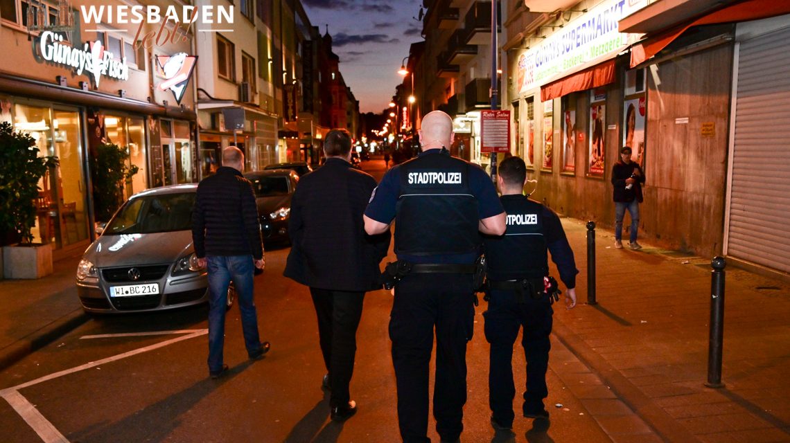 Mit dem Ordnungsamt durch die Wellritzstraße Foto: Volker Watschounek