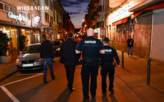 Mit dem Ordnungsamt durch die Wellritzstraße Foto: Volker Watschounek