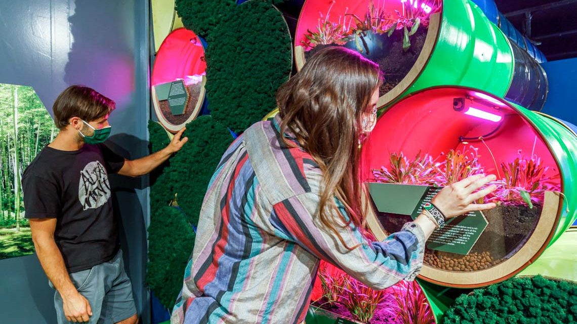 Bioökonomie, die MS Wissenschaft legt im Wiesbaden Biebrich an.