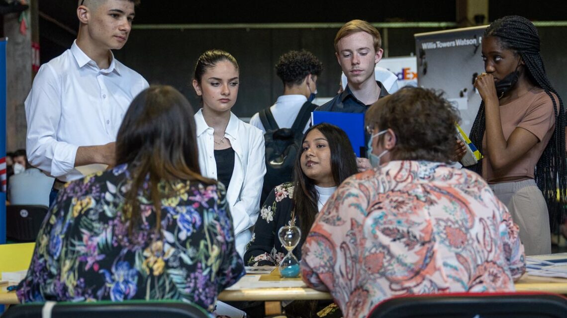 Schüler nehmen Platz und suchen das Gespräch beim Azubi Speed Dating.