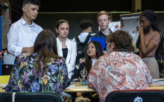 Schüler nehmen Platz und suchen das Gespräch beim Azubi Speed Dating.