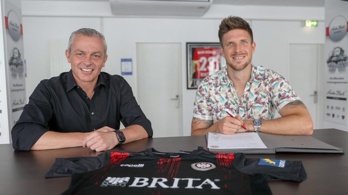 VWW-Sportdirektor Christian Hock und Neuzugang Dennis Kempe