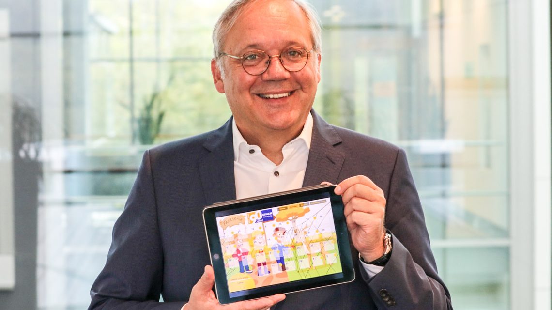 Auch auf dem Tablet abrufbar: Ralf Schodlok eröffnet zum 90-jährigen ESWE-Jubiläum den großen 90-Tage-Adventskalender. Am 3. Oktober geht’s los auf www.eswe-versorgung.de