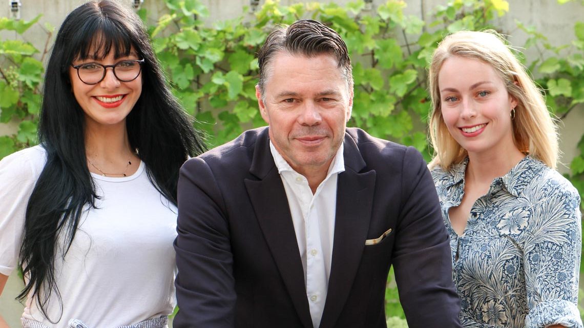 Giulia-Mercedes Sieber, Dirk Kornau und Maja Ebertshäuser (von links) treffen im MacherPodcast Handwerkerinnen und Handwerker und erkundigen sich nach ihrer Geschichte, ihrem Erfolg, wie sie im Handwerk gelandet sind und natürlich was ihren Beruf so einzigartig macht.