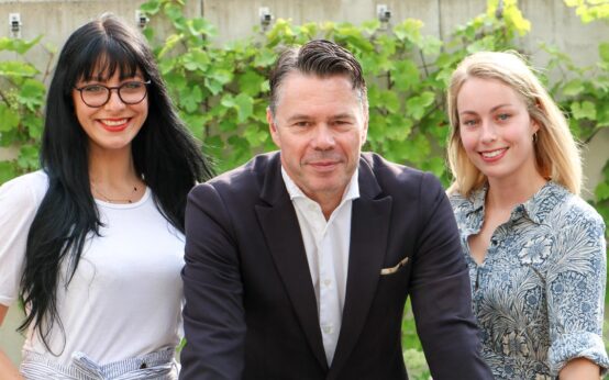 Giulia-Mercedes Sieber, Dirk Kornau und Maja Ebertshäuser (von links) treffen im MacherPodcast Handwerkerinnen und Handwerker und erkundigen sich nach ihrer Geschichte, ihrem Erfolg, wie sie im Handwerk gelandet sind und natürlich was ihren Beruf so einzigartig macht.