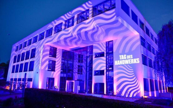 Die Handwerkskammer Wiesabden m Tag des Handwerks iluminiert.