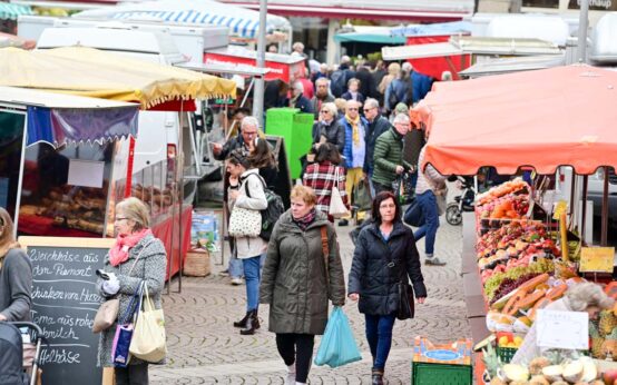 Wiesbadener Wochenmarkt auf dem Dernschen Gelände