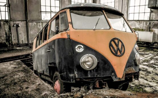 VW Bus ©2020 Gerhard G. auf Pixabay