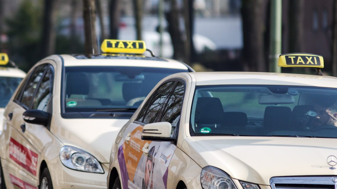 Umweltspur / Taxistand ©2020 Michael Kauer auf Pixabay