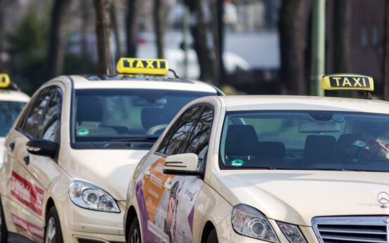 Umweltspur / Taxistand ©2020 Michael Kauer auf Pixabay