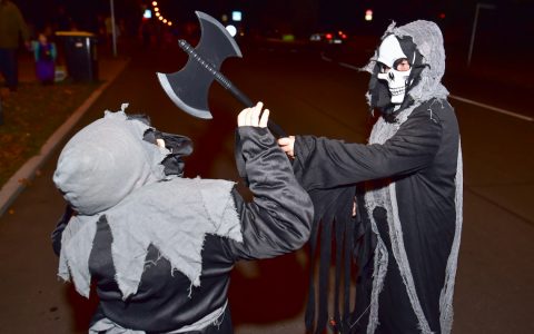 Halloween in Aukamm Housing: Trick or Treat, dafür gab es reichlich Süßes. Foto: Volker Watschounek