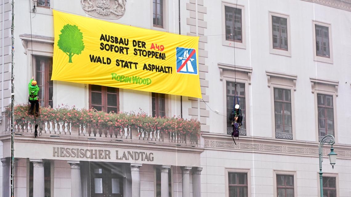 Robin Wood, die Retter des Laubs am Hessischen Lanbdtag in Wiesbaden-