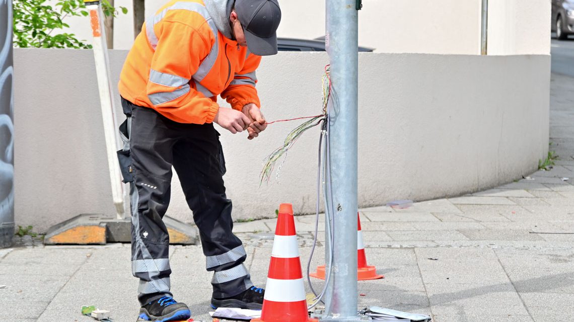 DIGI-V: Zukünftige digitale Verkehrssteuerung. Arbeiten an Ampelanlage. Kaiser-Friedrich-Ring, Herzosplatz