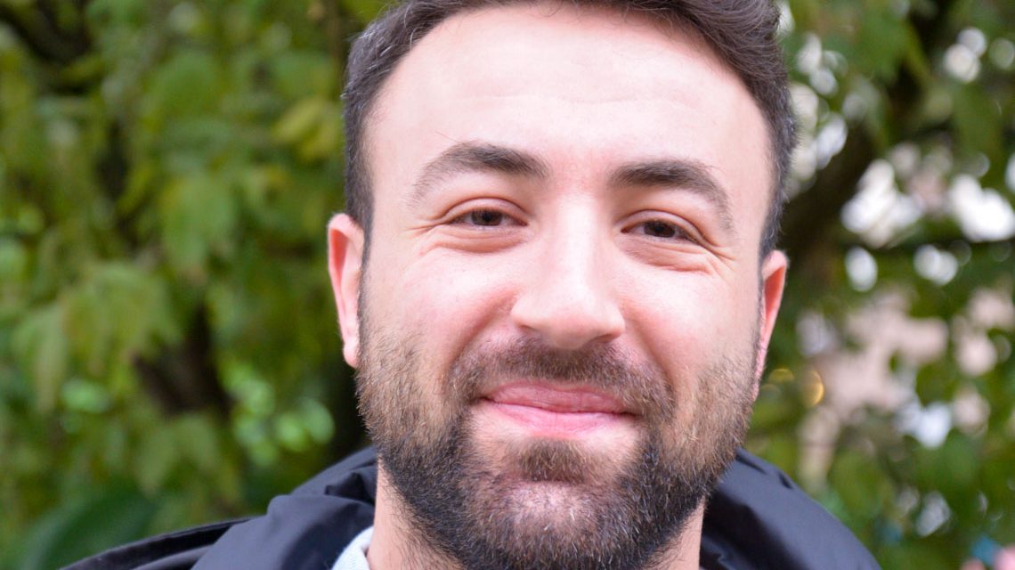 Schulsozialarbeiter Demir Zecovic – Copyright: Andrea Wagenknecht / Ev. Dekanat Wiesbaden