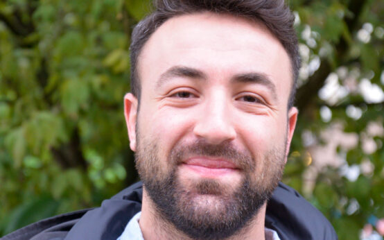 Schulsozialarbeiter Demir Zecovic – Copyright: Andrea Wagenknecht / Ev. Dekanat Wiesbaden