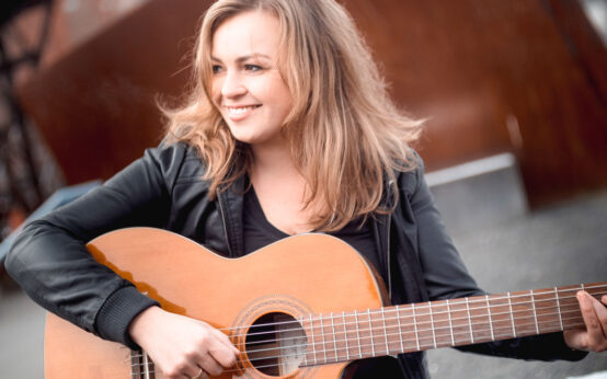 Gedankenwelt der Liedermacherin Fee Badenius im thalhaus kennenlernen.