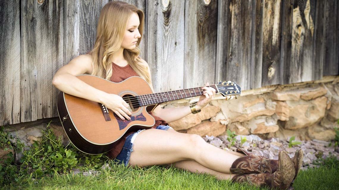 Lorri Lang auf Pixabay Gitarre -