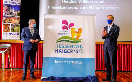 Der Chef der Hessischen Staatskanzlei, Axel Wintermeyer (rechts), stellte mit dem Haigerer Bürgermeister Mario Schramm das Motto und das Logo für den Hessentag 2022 vor. Foto: Hessische Staatskanzlei