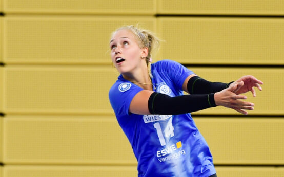 Testspielwochenende gegen Schwarz-Weiß Erfurt. Am Freitagabend haben Wiesbadens Volleyballerinnen gegen Ligakonkurrenten alles fest im Griff. 4:0. Am Samstag ist es ausgeglichener. Am Ende steht es nach acht Sätzen 6:2 für Wiesbaden.