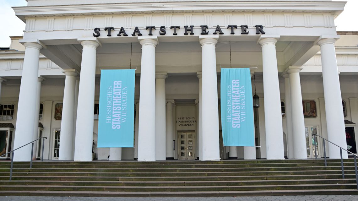 Hessisches Staattheater, Eintritt, Betriebsklima
