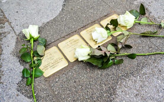 Johanna Winter und Amjulie Lahr, Schülerinnen der 10. Klasse vom Campous Klarenthal.Alle 10. Klassen haben eine Patenschaft für Salomon und seine Schwester übernommen. Foto: Volker Watschounek