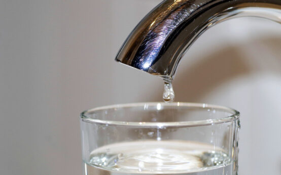 Wasserhahn und Glas ©2020 Henryk Niestrój auf Pixabay