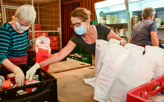 Gabi Weidemann packt gleich die neuen Tüten mit frischen Molkereiprodukten Foto: Volker Watschounek