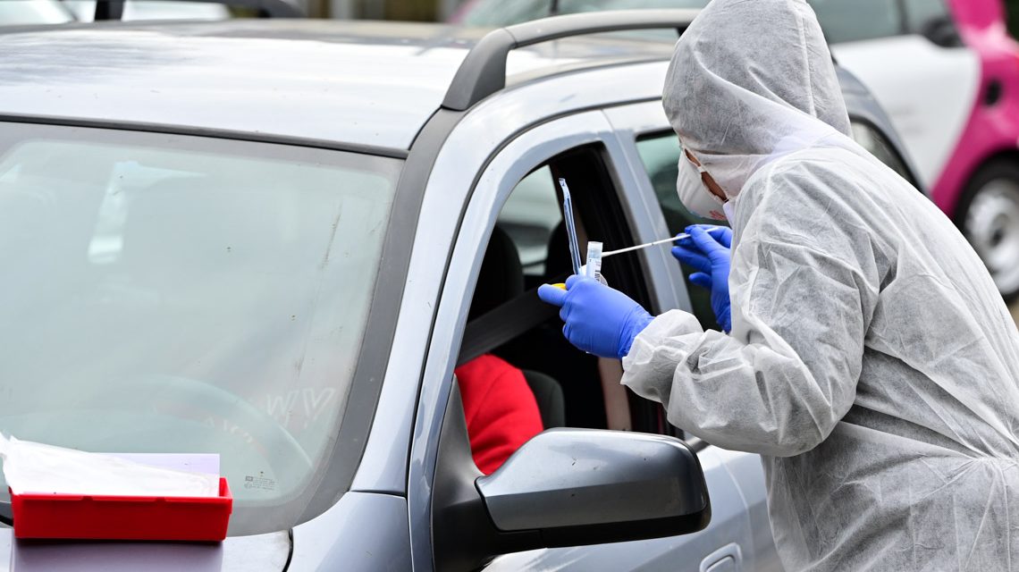 Drive-In in Wiesbaden Bierstadt, Dr. Sabine Stielow nimmt einen Abstrich Foto: Volker Watschounek