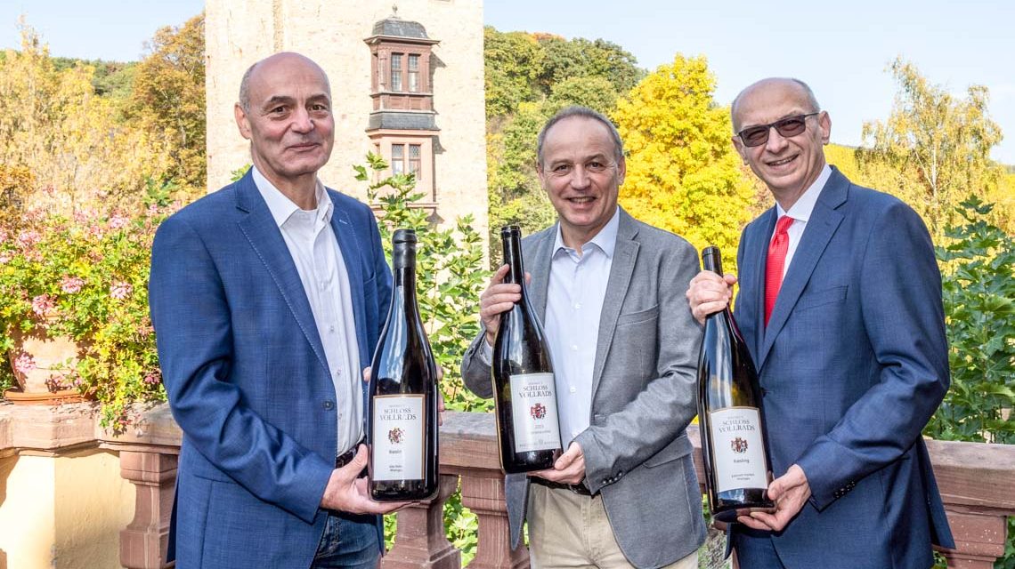 „Weingutsdirektor Dr. Rowald Hepp, sein Nachfolger Ralf Bengel und Bertram Theilacker, Vorsitzender des Beirats von Schloss Vollrads (v.l.n.r.) vor dem Wohnturm von Schloss Vollrads.