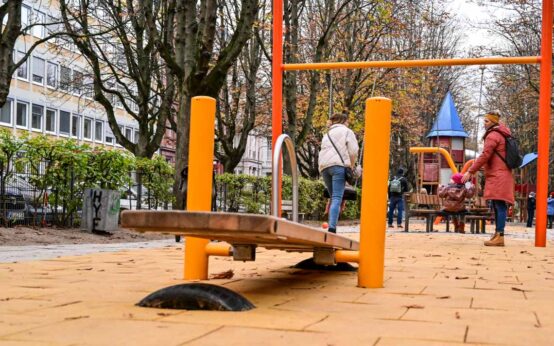 Eins ein unansehnlicher Schandfleck, strahlt der Kinderspielplatz in der Adolfsallee in einem neuen Glanz.
