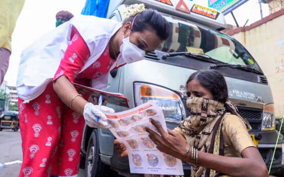 Impfstoff. Die Hilfsorganisation "Ärzte ohne Grenzen" kämpft in den Armenvierteln Indiens gegen die Corona-Pandemie. Copyright: ZDF/Surya Balakrishnan